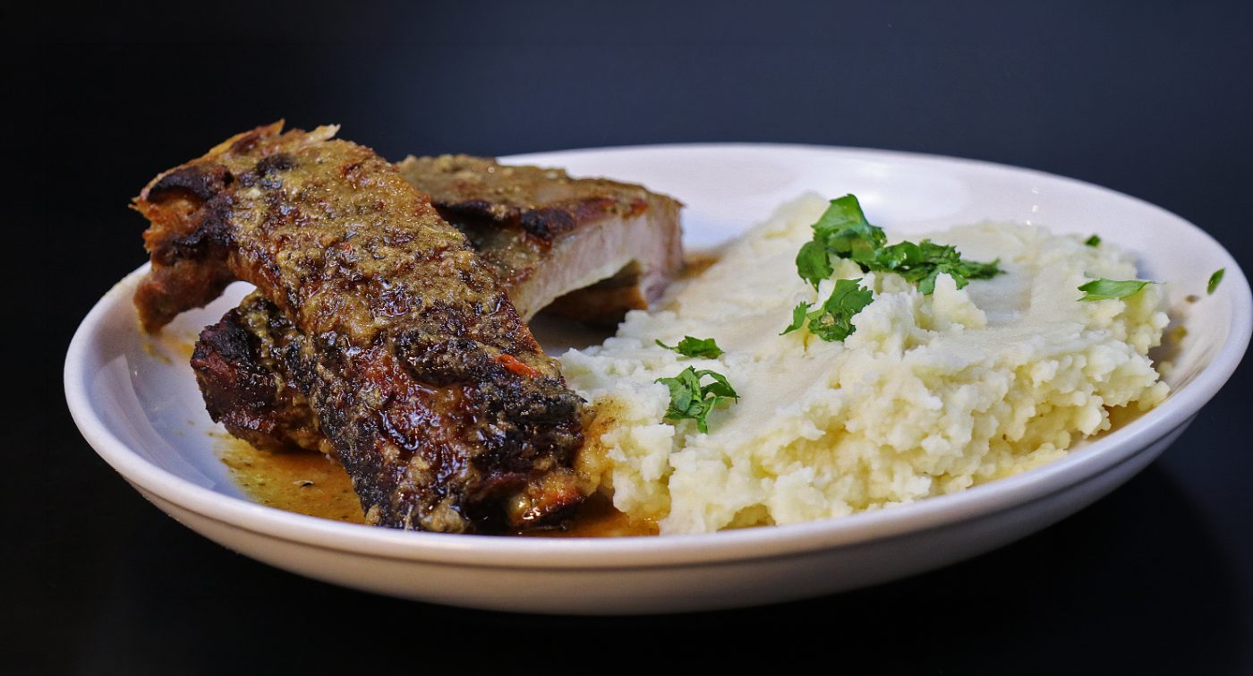 Costillar a la cacerola con puré rústico