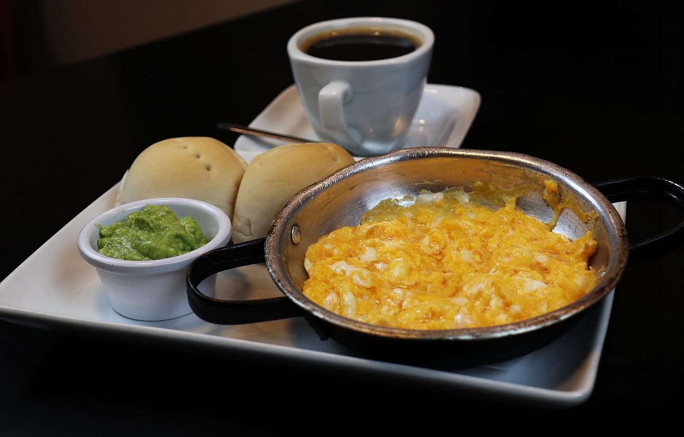 Paila de huevos con palta y café